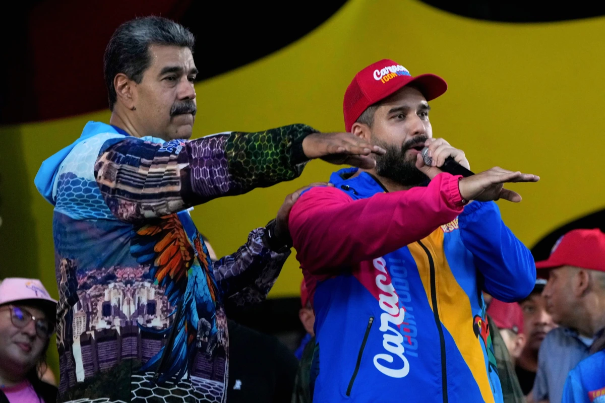 Le fils de Maduro s’exprime devant des micros, portrait de son père en arrière-plan, à Caracas.