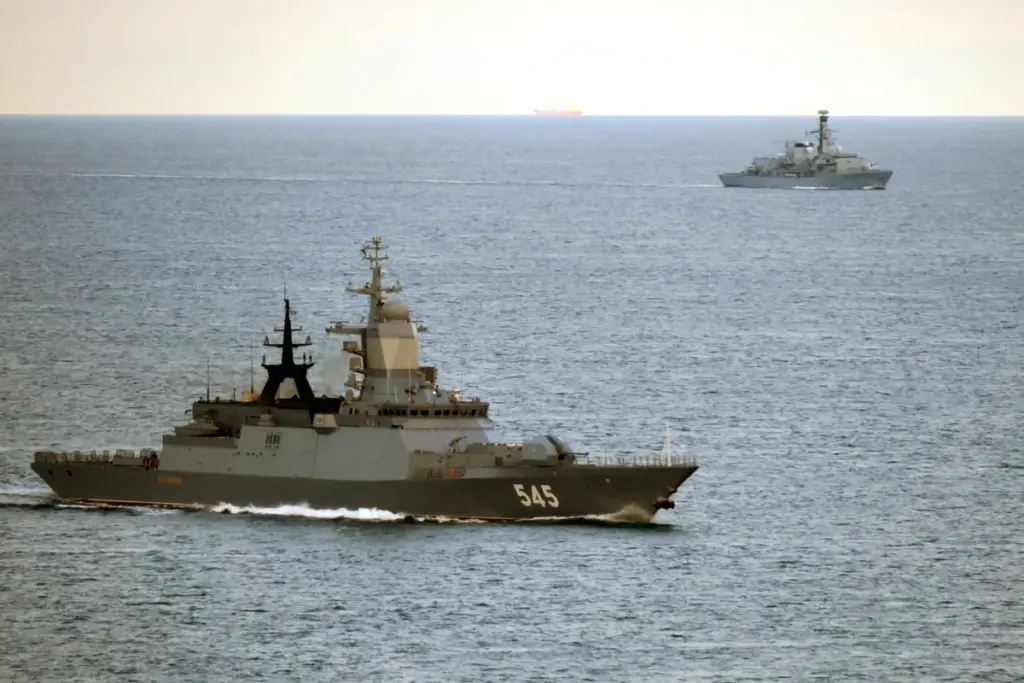 Le HMS Iron Duke de la Royal Navy navigue en mer, silhouette grise et radar visibles sous ciel couvert