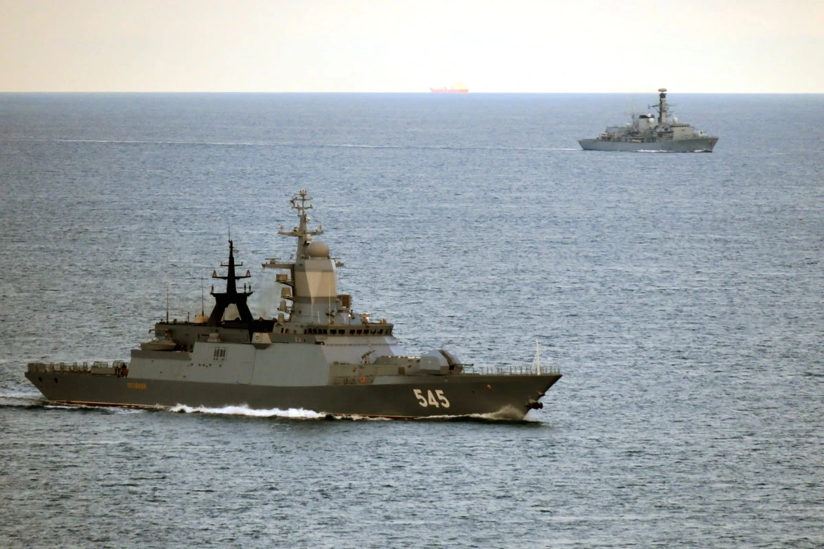 Le HMS Iron Duke de la Royal Navy navigue en mer, silhouette grise et radar visibles sous ciel couvert