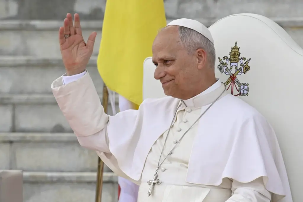 Le pape Léon XIV saluant la foule à Paris, devant un monument emblématique, entouré de gardes.