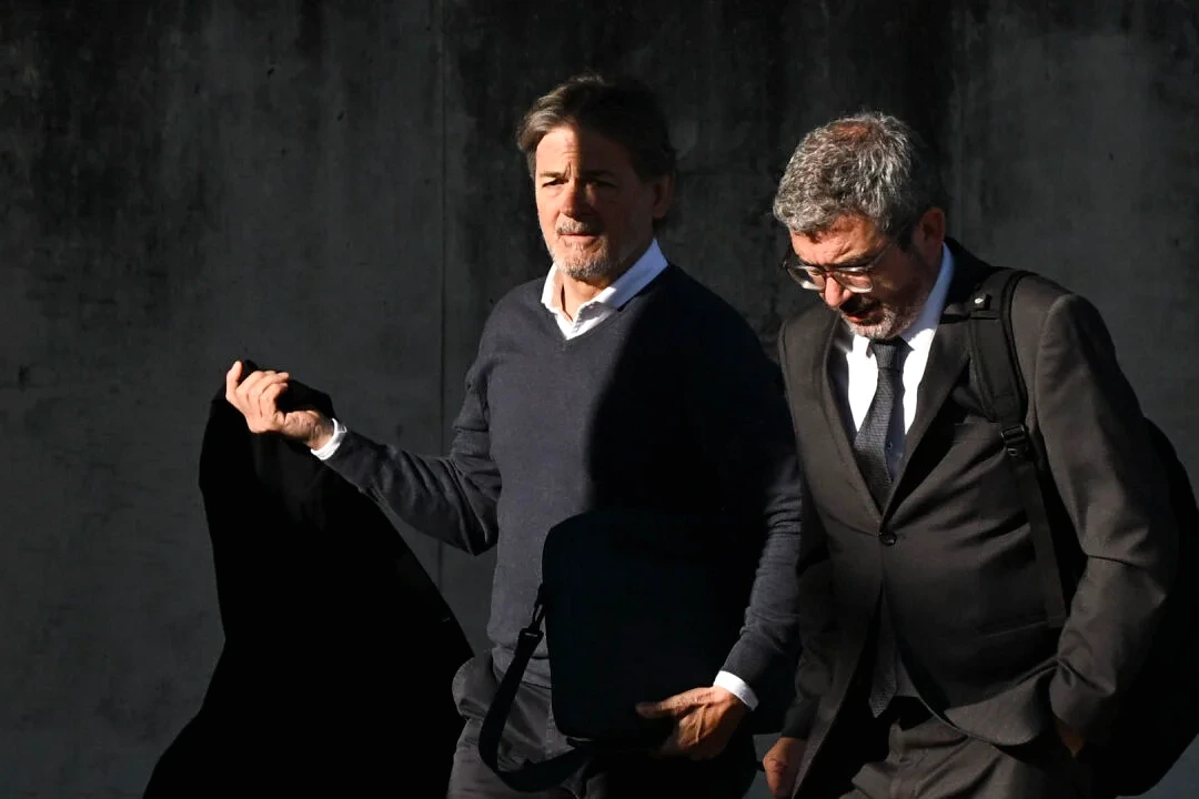 Les Pujol au tribunal, assis sur le banc des accusés, entourés de leurs avocats lors du procès