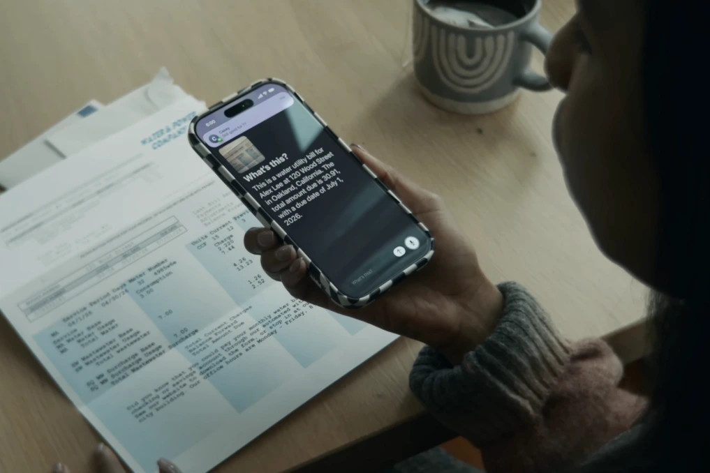 Logo Apple sur un iPhone affichant des icônes d’accessibilité iOS, avec une interface aux tons bleus