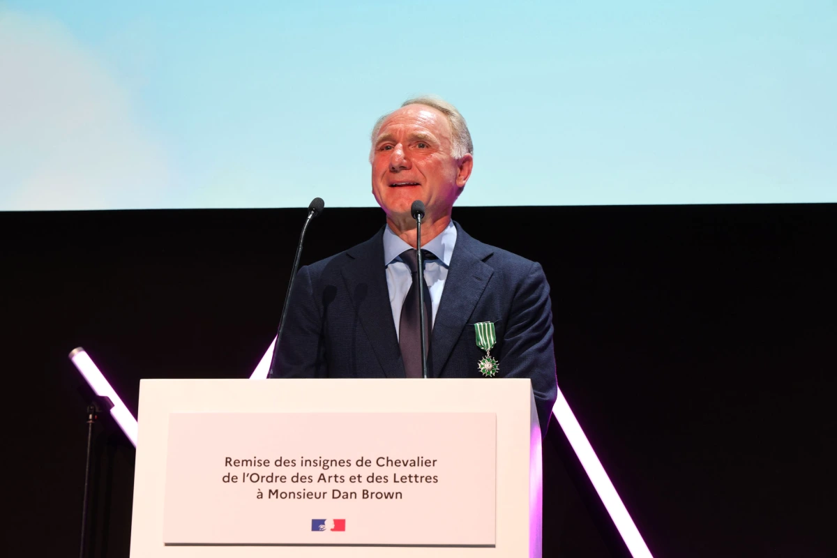 Logo Canal+ sur écran lors des Grandes Rencontres Hachette, avec public et scène en arrière-plan