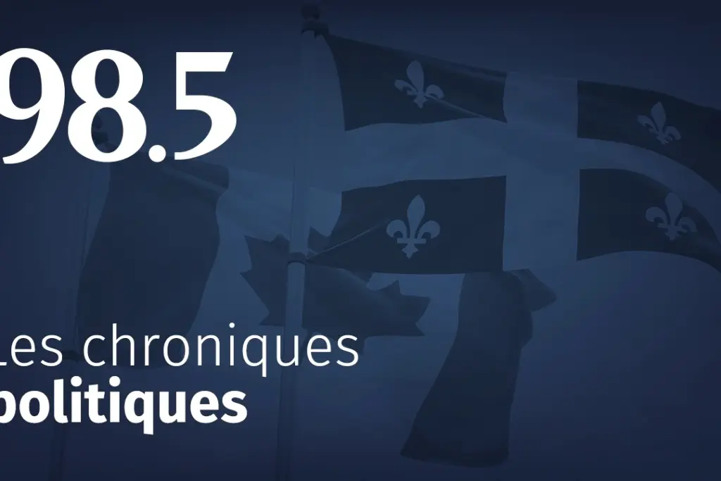 Logo du Parti québécois sur fond bleu, avec un micro et une foule floue en arrière-plan
