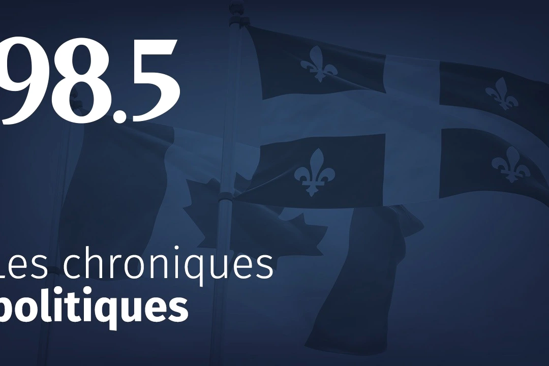 Logo du Parti québécois sur fond bleu, avec un micro et une foule floue en arrière-plan