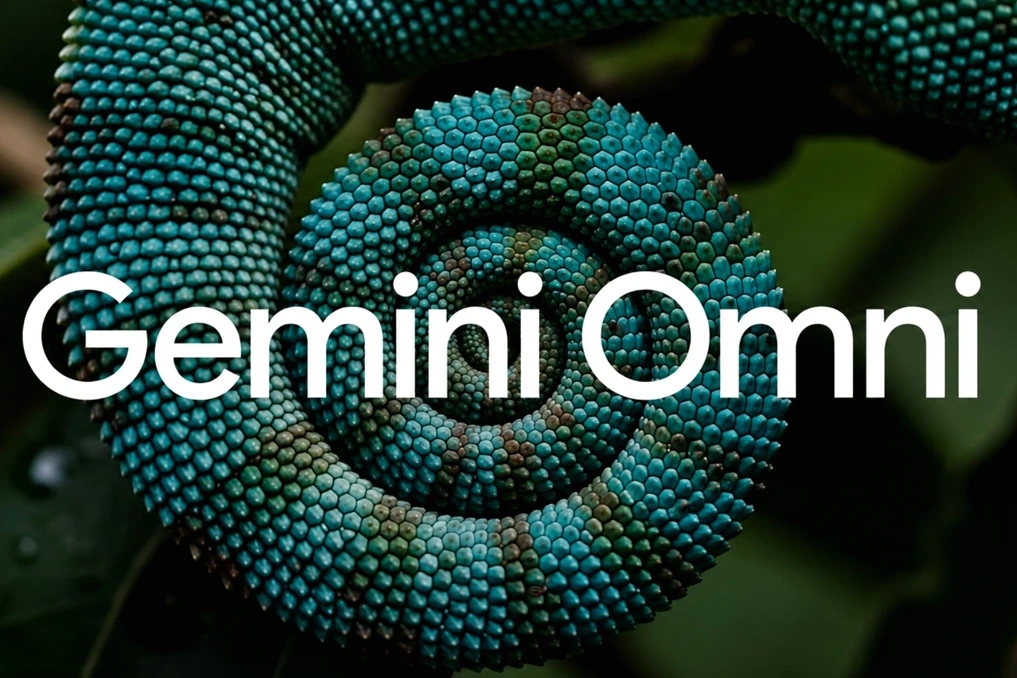 Logo Google I/O 2026 sur écran, avec visuel Gemini Omni et vignettes vidéo multimodales en arrière-plan