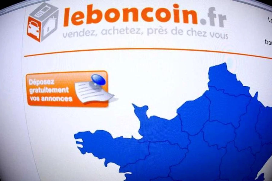 Logo Leboncoin sur smartphone, message d’alerte affiché à l’écran, main tenant l’appareil