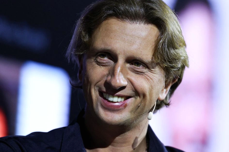 Logo Revolut sur l’écran d’un smartphone, avec un arrière-plan flou de bureaux et d’écrans financiers