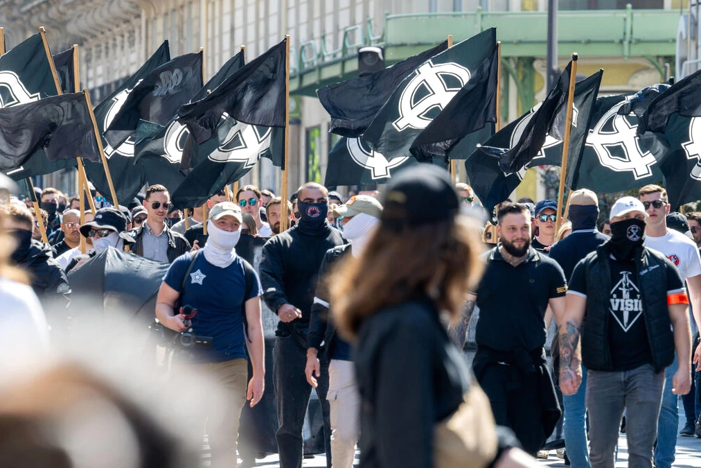 Manifestants d’extrême droite du Comité du 9 Mai défilant à Paris, drapeaux et banderoles visibles