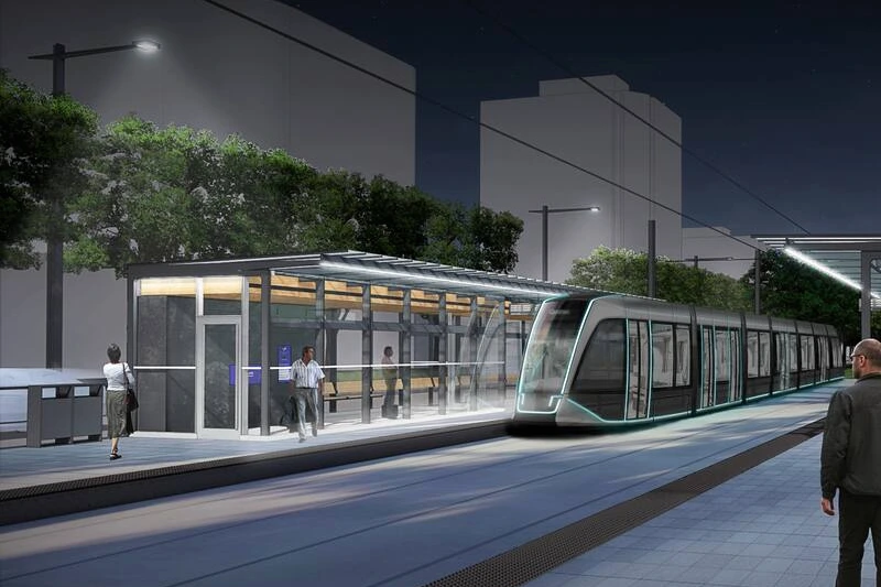 Marchand au micro devant l’hôtel de ville, avec un tramway en arrière-plan, déclarant «dossier classé».
