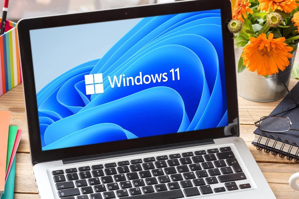 Menu Démarrer de Windows 11 affiché sur un écran, avec une nouvelle disposition et des icônes d’applications mises à jour