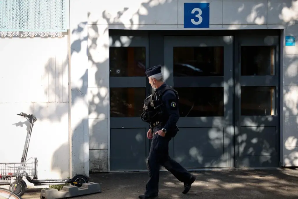 Nantes : ruban de police et gyrophares devant un immeuble, après la mort par balles d’un adolescent