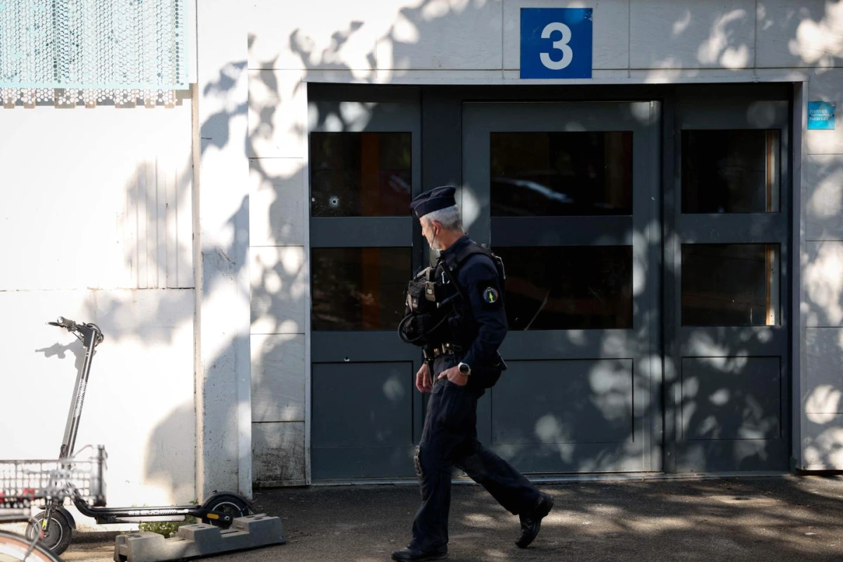 Nantes : ruban de police et gyrophares devant un immeuble, après la mort par balles d’un adolescent