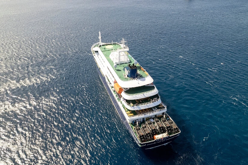 Navire de croisière à quai, ponts et cabines visibles, évoquant 3 morts suspectes d’hantavirus à bord
