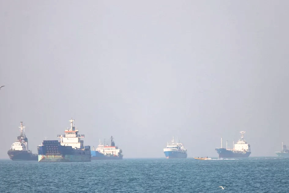 Navires cargo au mouillage dans le golfe, alignés près du port, illustrant les 1500 navires « piégés » selon l’OMI