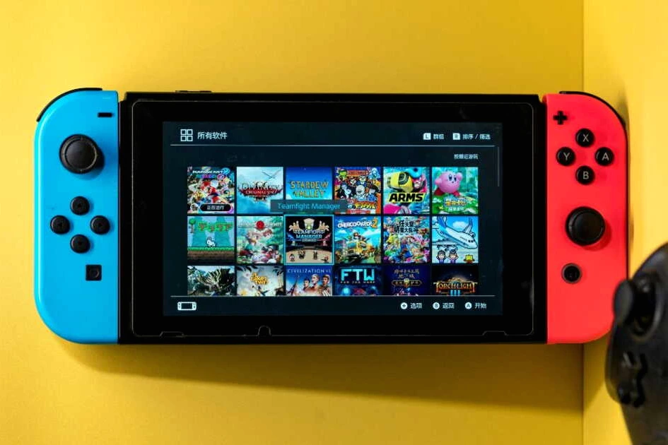 Nintendo Switch affichant deux jaquettes de RPG en promotion, prix inférieur à 7 € sur fond coloré