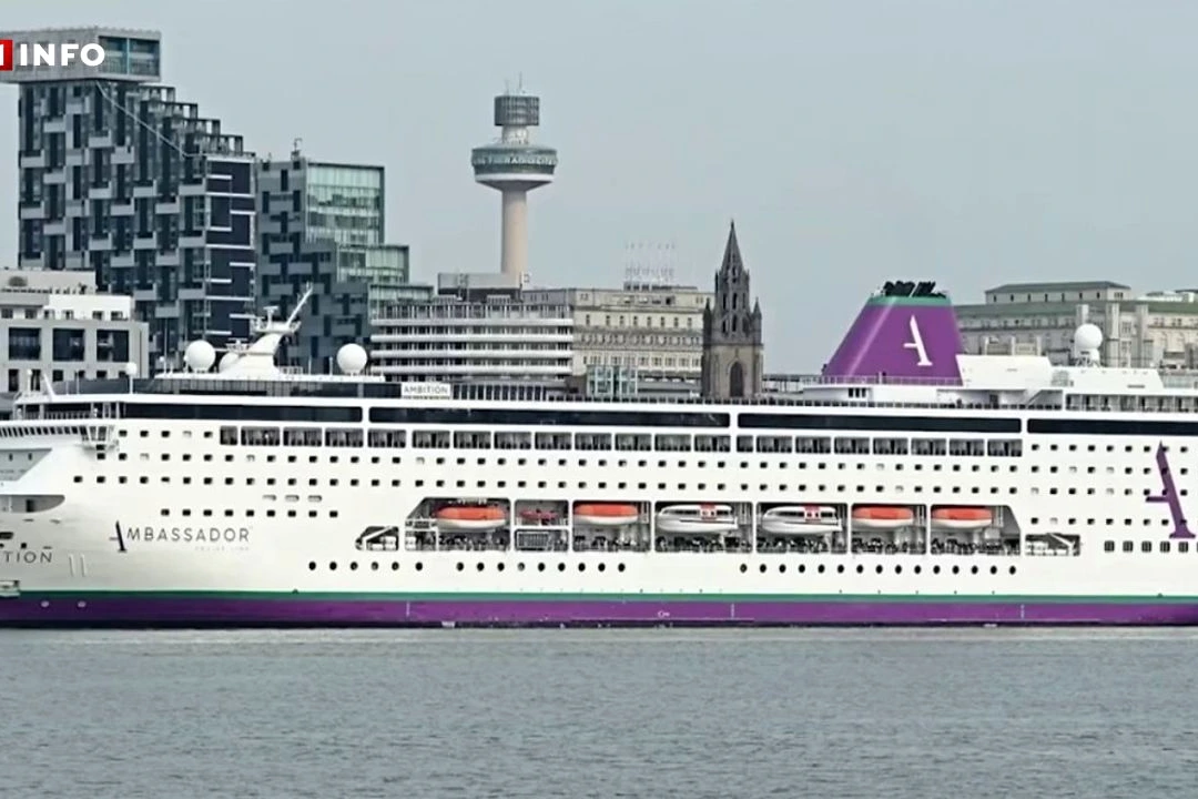 Paquebot amarré au port de Bordeaux, avec passagers visibles sur le pont, 1.700 personnes confinées
