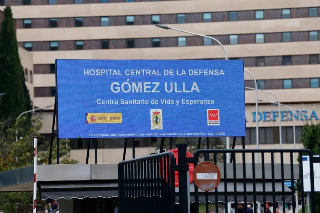 Patient isolé pour hantavirus dans une chambre d’hôpital à Madrid, avec personnel médical en tenue de protection