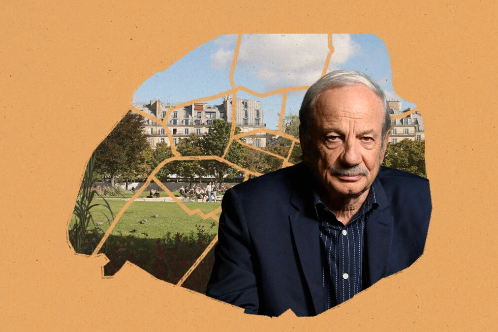 Patrick Chesnais en portrait, veste sombre, regard intense, avec des immeubles parisiens flous en arrière-plan
