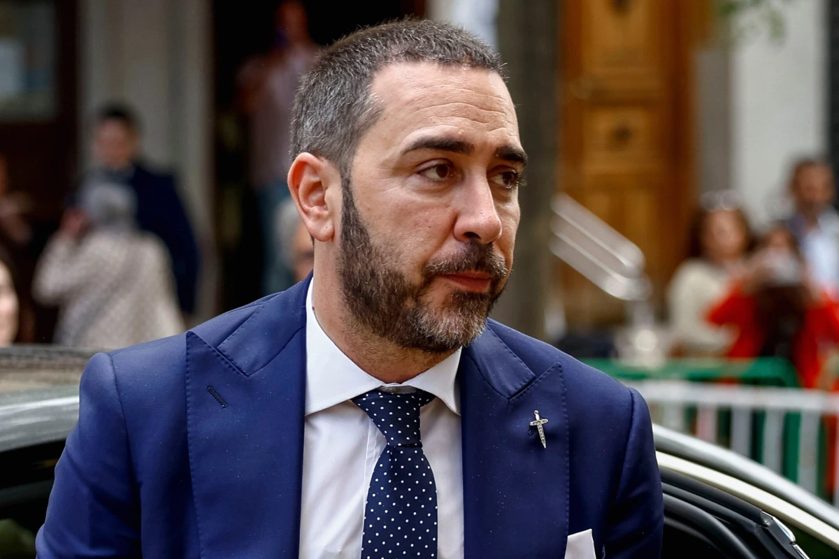 Pedro Sánchez devant des microphones, avec un bâtiment judiciaire en arrière-plan, lié à l’affaire Aldama