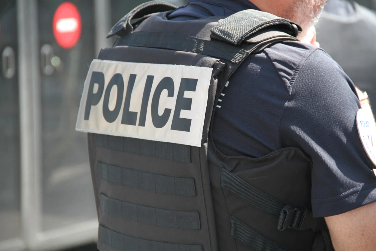 Policiers et secours autour d’un homme blessé au genou par balle, allongé sur un trottoir à Paris
