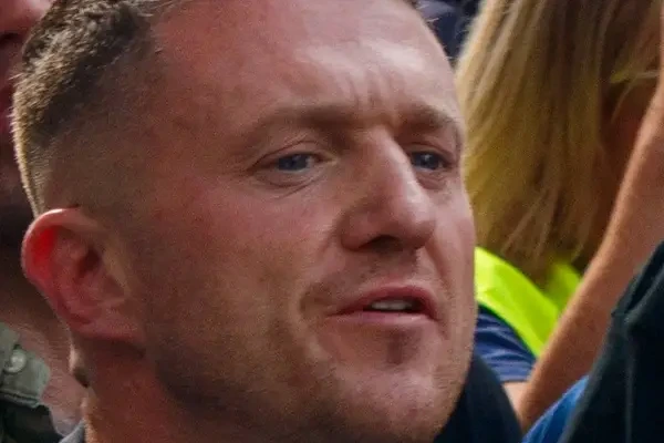 Policiers londoniens surveillant une foule au rassemblement de Tommy Robinson, caméras de reconnaissance faciale visibles