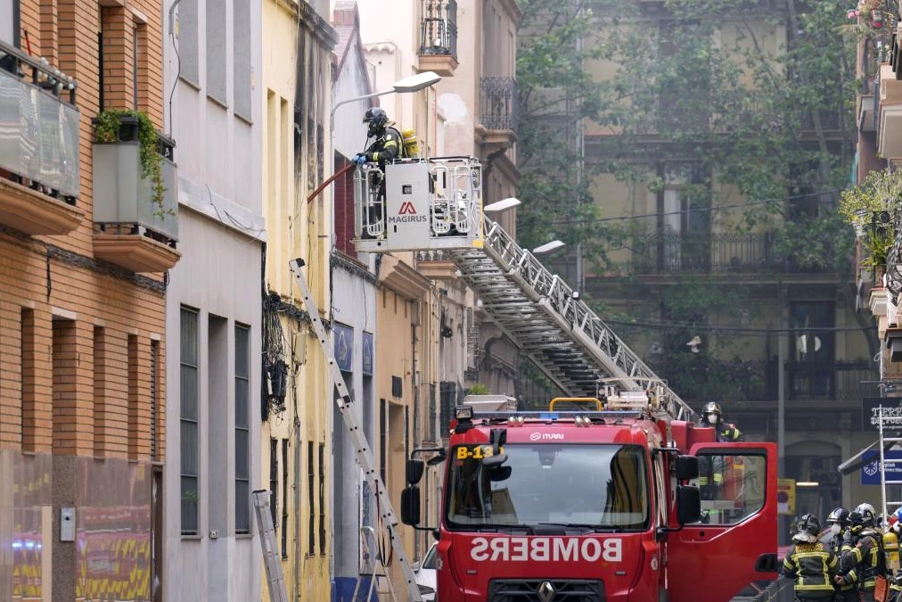 Pompiers et policiers autour d’une bonbonne de butane après une explosion à Barcelone, zone sécurisée