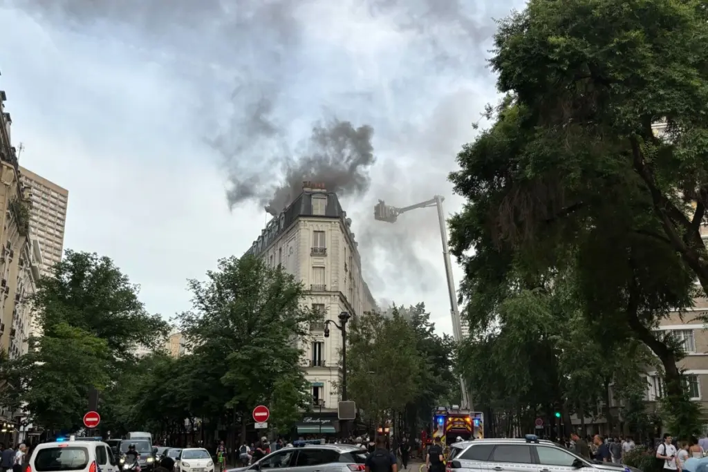 Pompiers intervenant devant un restaurant du XIIIe à Paris, fumée s’échappant de la cuisine