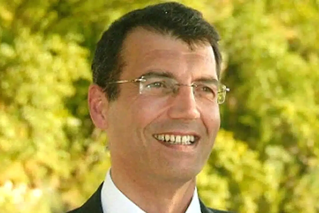 Portrait généré par IA de Xavier Dupont de Ligonnès, visage vieilli 15 ans après, sur fond neutre