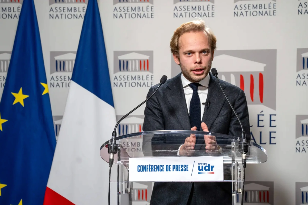 Rapport Alloncle sur l’audiovisuel public posé sur un bureau, pages ouvertes et surlignées