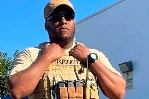Ruban de police devant la mosquée de San Diego, enquêteurs et journalistes rassemblés près de l’entrée