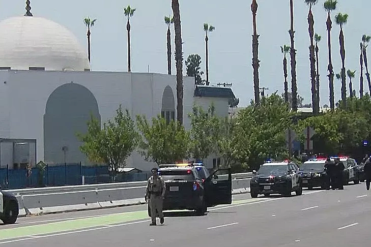 Ruban de police et gyrophares devant une scène de crime aux États-Unis après une fusillade mortelle