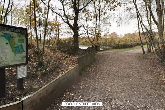 Ruban de police près d’une zone boisée à Lincoln, après la disparition d’un garçon de 15 ans