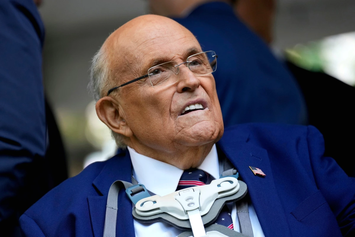 Rudy Giuliani, ex-maire de New York, photographié en costume sombre lors d’une conférence de presse.