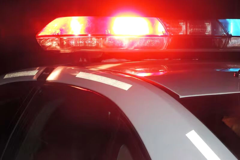 Scène d’accident: voiture accidentée contre un poteau, secours autour, un homme dans la trentaine décédé.