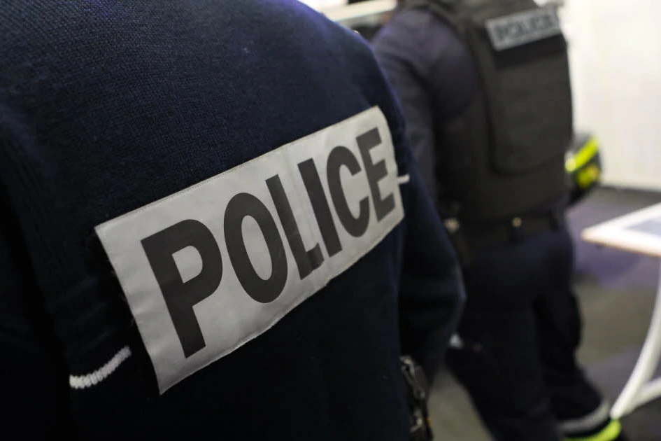 Scène de police à Paris devant un immeuble, ruban de sécurité et véhicules après la mort d’une femme dans sa baignoire