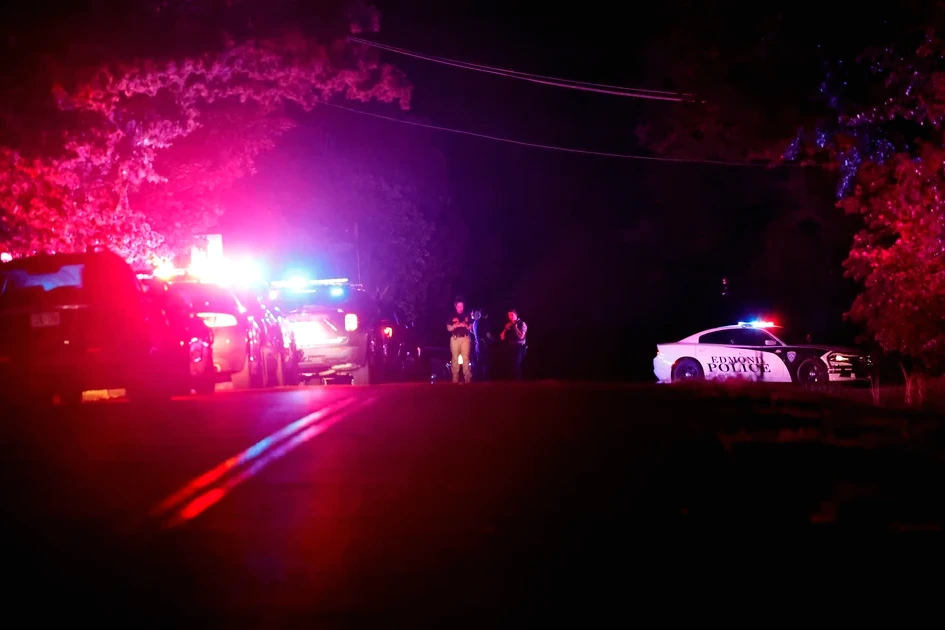 Scène près d’un lac à Oklahoma City après une fusillade, véhicules de police et ruban de sécurité visibles