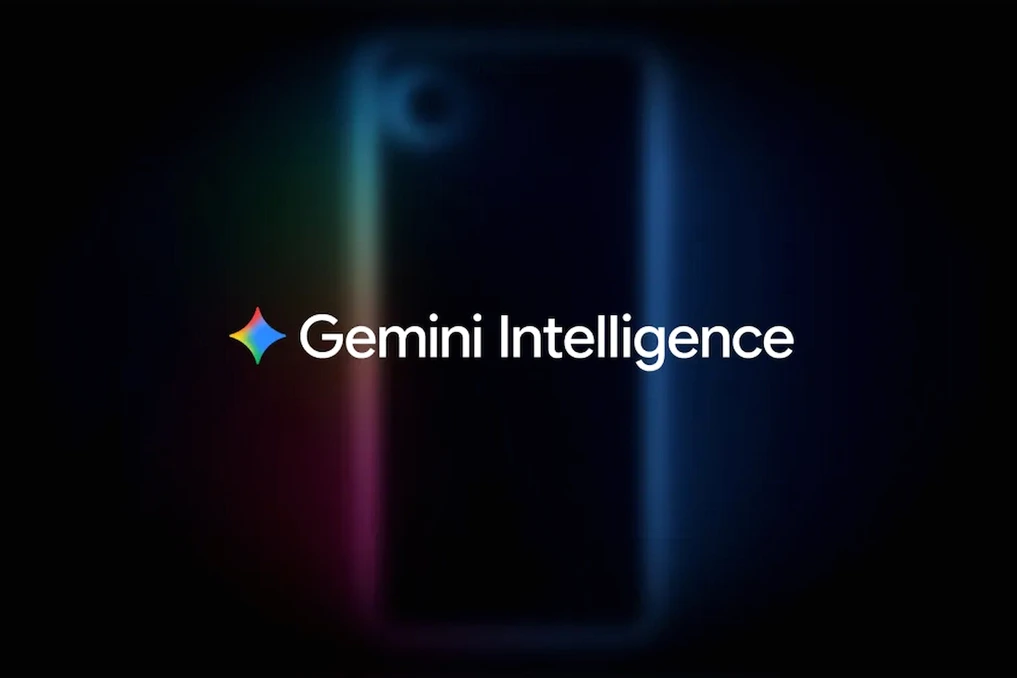 Smartphone Android affichant l’interface de Google Gemini, avec logo Google en arrière-plan sur écran lumineux