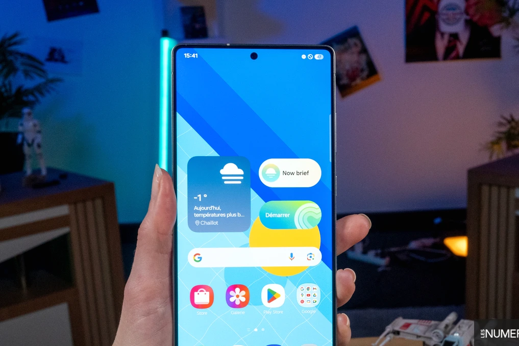 Smartphones Samsung Galaxy S26 et S25 affichant l’écran de mise à jour de mai 2026, fond bleu technologique