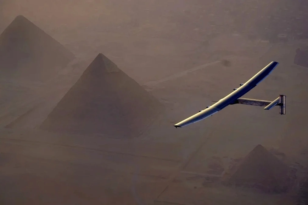 Solar Impulse 2 flottant endommagé sur les eaux du golfe du Mexique, avec débris et secours au loin