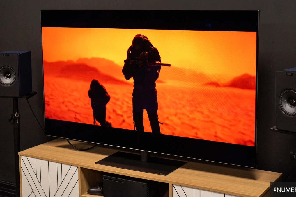 Téléviseur OLED LG G6 et C6 exposés en magasin, écran allumé avec image colorée et design fin