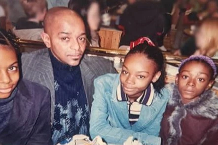 Trois sœurs identifiées, portrait de famille, avec la mer près de Brighton en arrière-plan