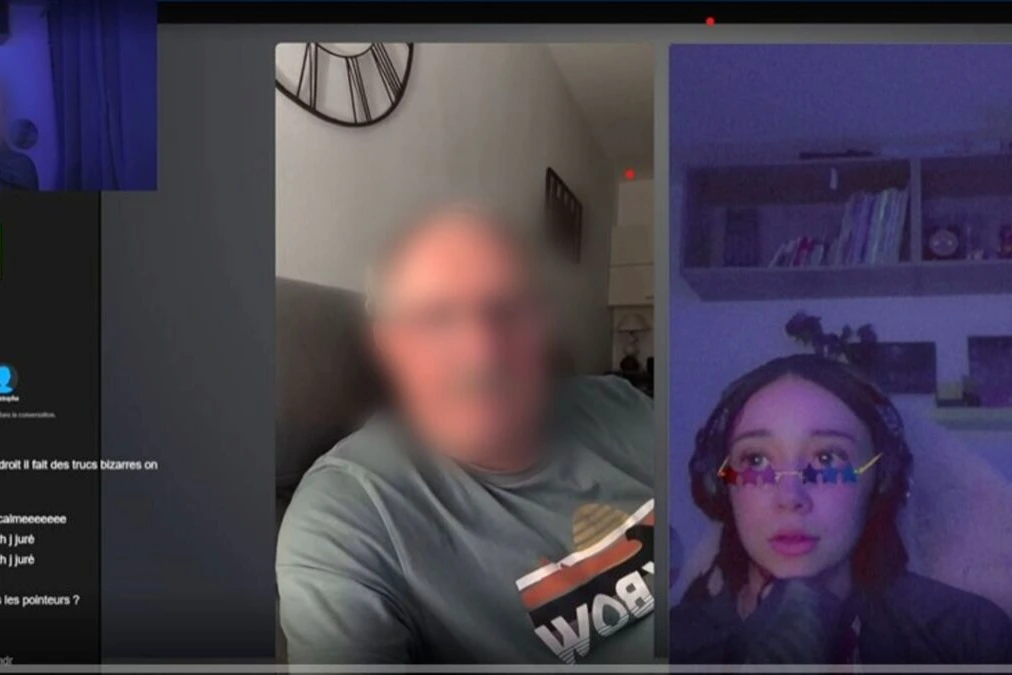 Un ancien directeur sportif menotté, escorté par des policiers devant un commissariat, de nuit.