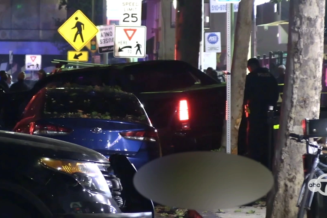 Voiture accidentée à East Oakland, police et ruban de sécurité sur une rue après avoir fauché des piétons
