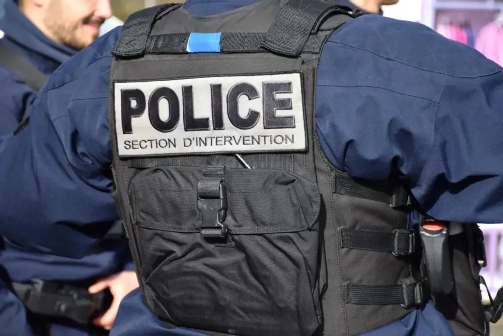 Voiture accidentée au fond d’un ravin de 300 m, où un conducteur endormi au volant a été retrouvé vivant.