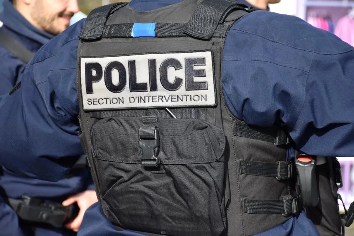 Voiture accidentée au fond d’un ravin de 300 m, où un conducteur endormi au volant a été retrouvé vivant.