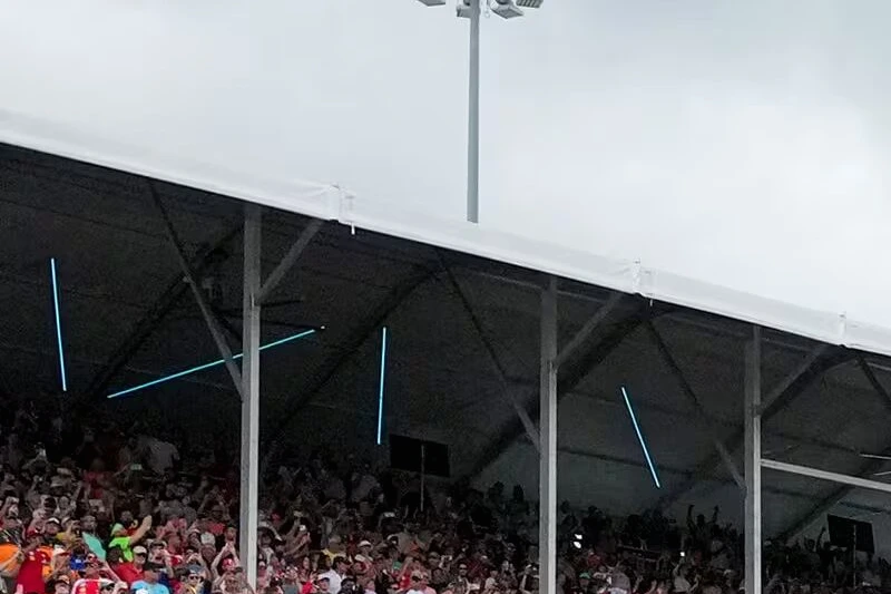 Voiture de Formule 1 au Grand Prix du Canada sur le circuit Gilles-Villeneuve à Montréal, tribunes en arrière-plan