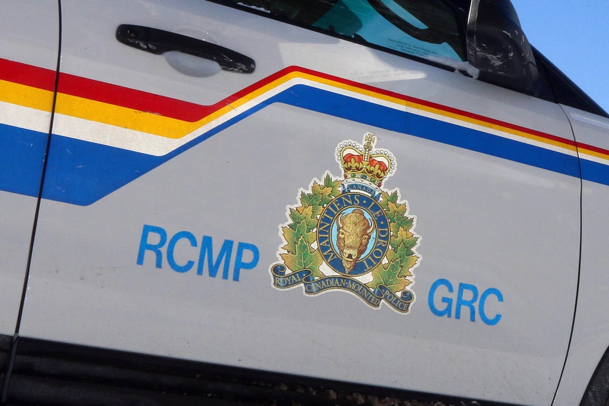 Voiture de police à Lévis devant un immeuble, après l’arrestation d’un homme de 40 ans pour terrorisme présumé