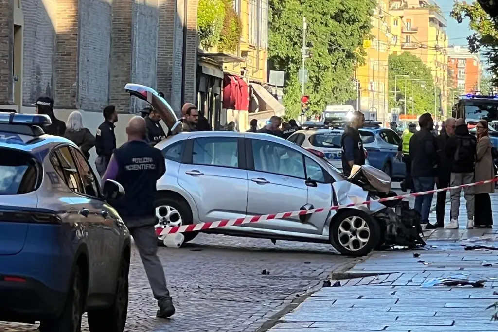 Voiture de police et véhicule accidenté sur une rue à Modène après qu’une voiture a fauché des passants