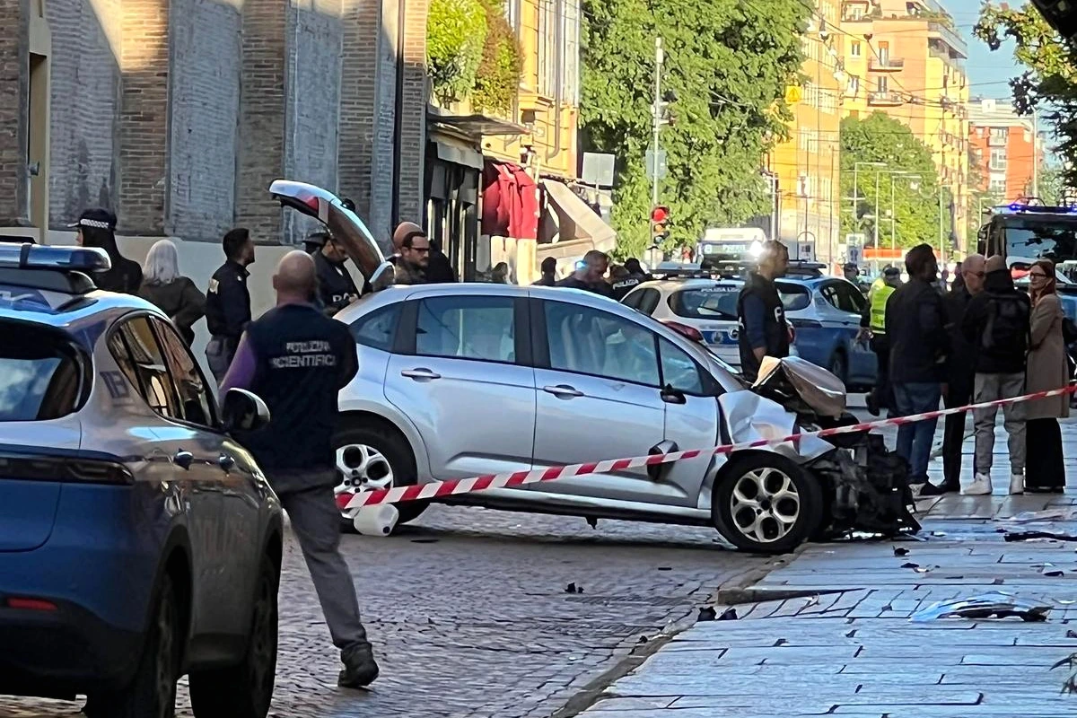 Voiture de police et véhicule accidenté sur une rue à Modène après qu’une voiture a fauché des passants